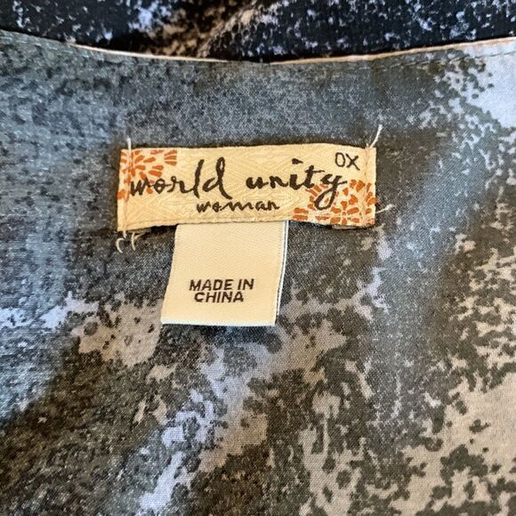 World Unity woman black and gray bat wing blouse with silver studs Size 0X - Picture 5 of 7